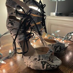 Black and white snakeskin shoes from shoe dazzle!